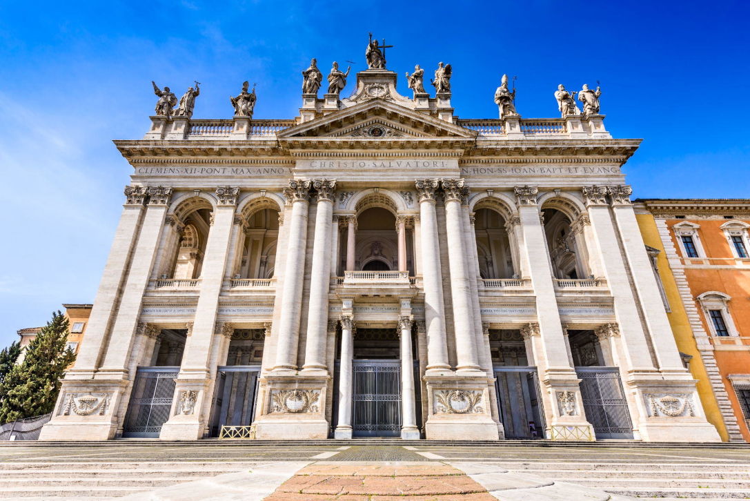 Rome-Italy-The-facade-of-St--John-Lateran-basilica-Basilica-di-San-Giovanni-in-Laterano