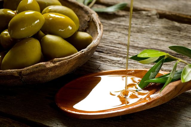 bigstock-olive-oil-over-spoon-27485588_result
